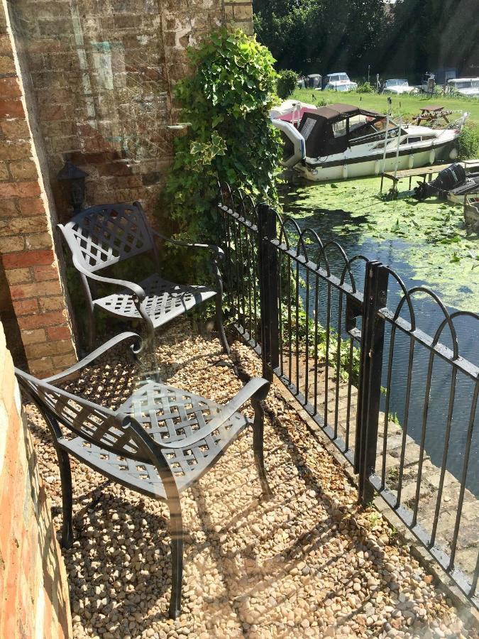 River Courtyard Apartment In The Heart Of Stneots Saint Neots Eksteriør billede