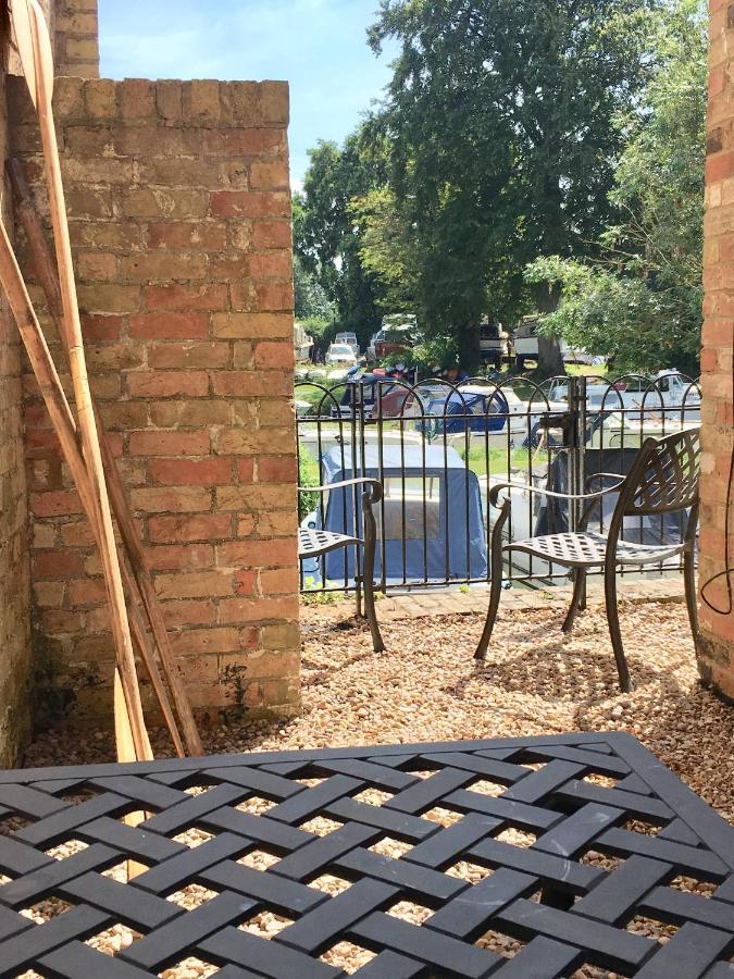 River Courtyard Apartment In The Heart Of Stneots Saint Neots Eksteriør billede