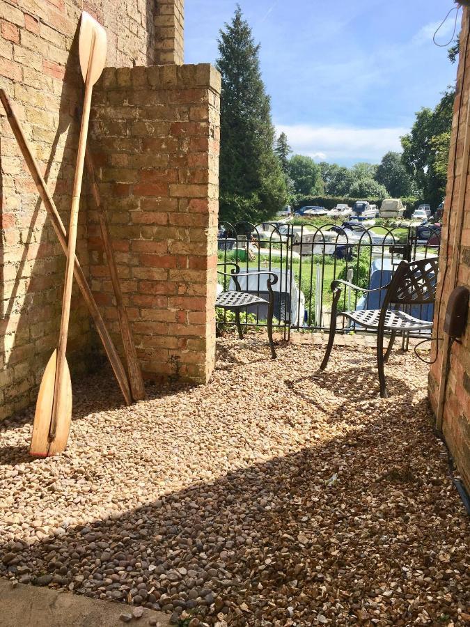 River Courtyard Apartment In The Heart Of Stneots Saint Neots Eksteriør billede