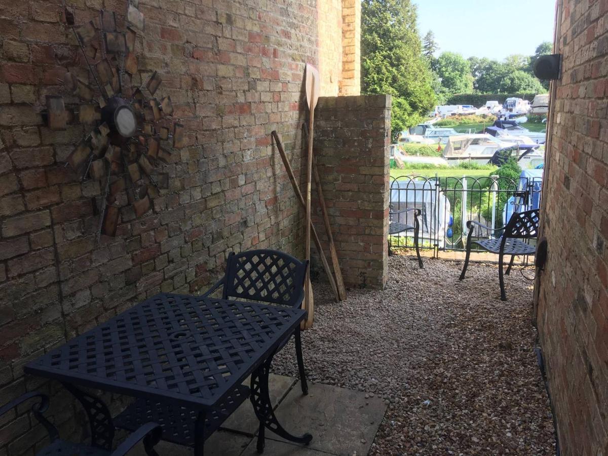 River Courtyard Apartment In The Heart Of Stneots Saint Neots Eksteriør billede